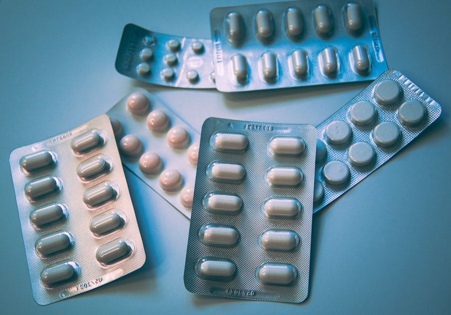 Verschiedene Tabletten-Blister auf hellem Hintergrund